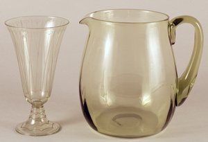 詹姆斯·鲍威尔和儿子的酸蚀花瓶，1913年和James Hogan为James Powell和Sons设计的水壶，1935年（玻璃）